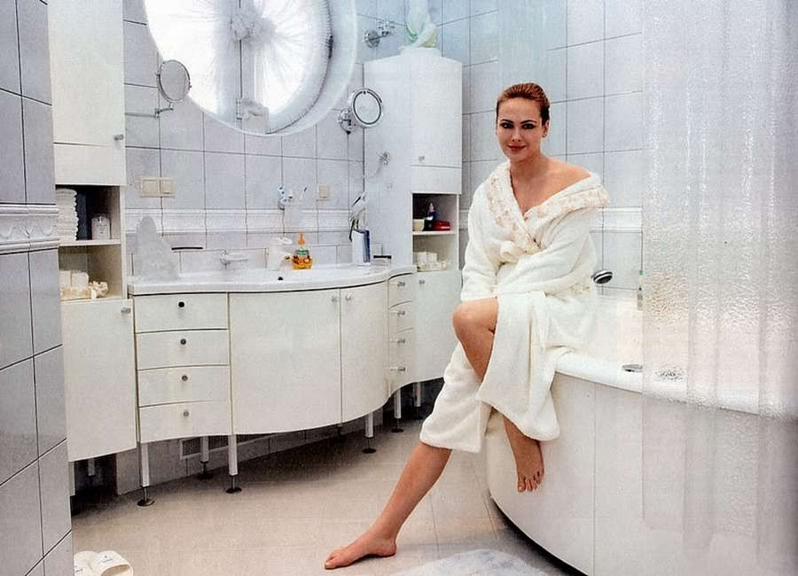 Актриса Анна Горшкова в ярком купальнике притягивает внимание своей неповторимой красотой