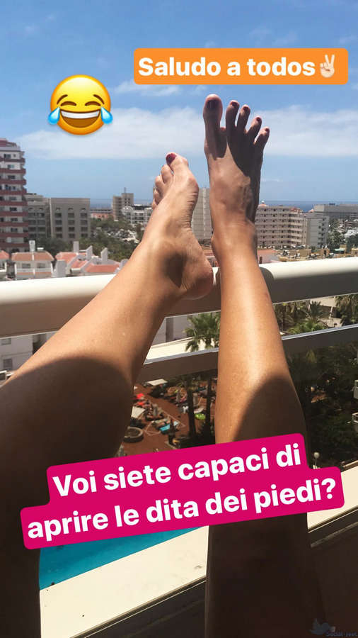 Laura Esposto Feet
