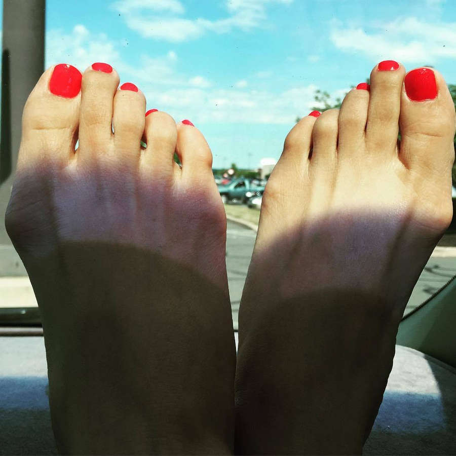 Carol Banawa Feet