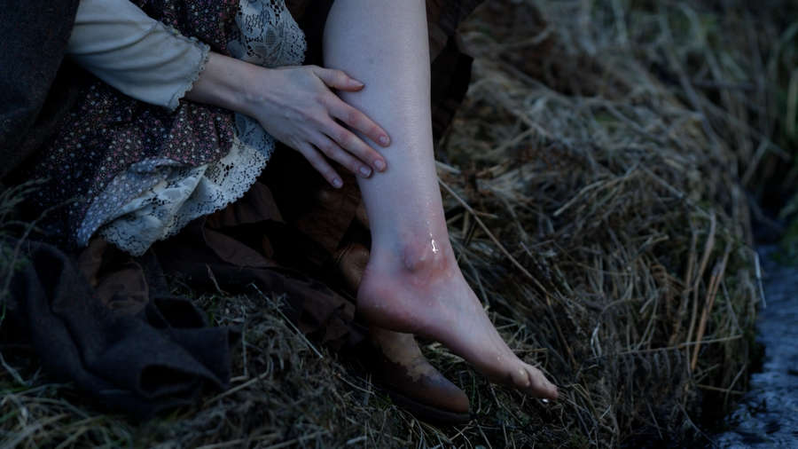 Sophie Skelton Feet