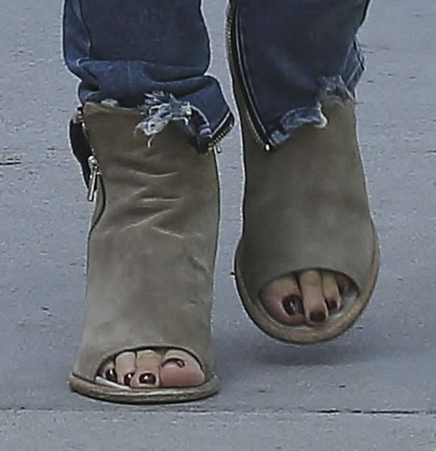 Rosanna Arquette Feet (4 pics) - celebrity-feet.com
