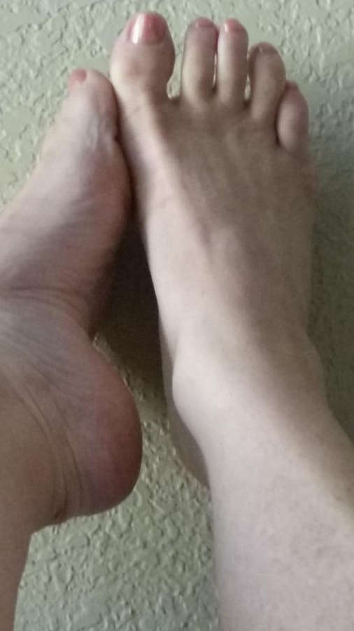 Rebecca Bardoux Feet