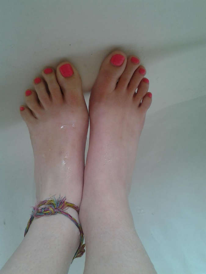 Zoey Nixon Feet