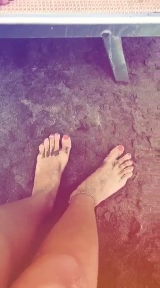 Mercedesz Henger Feet
