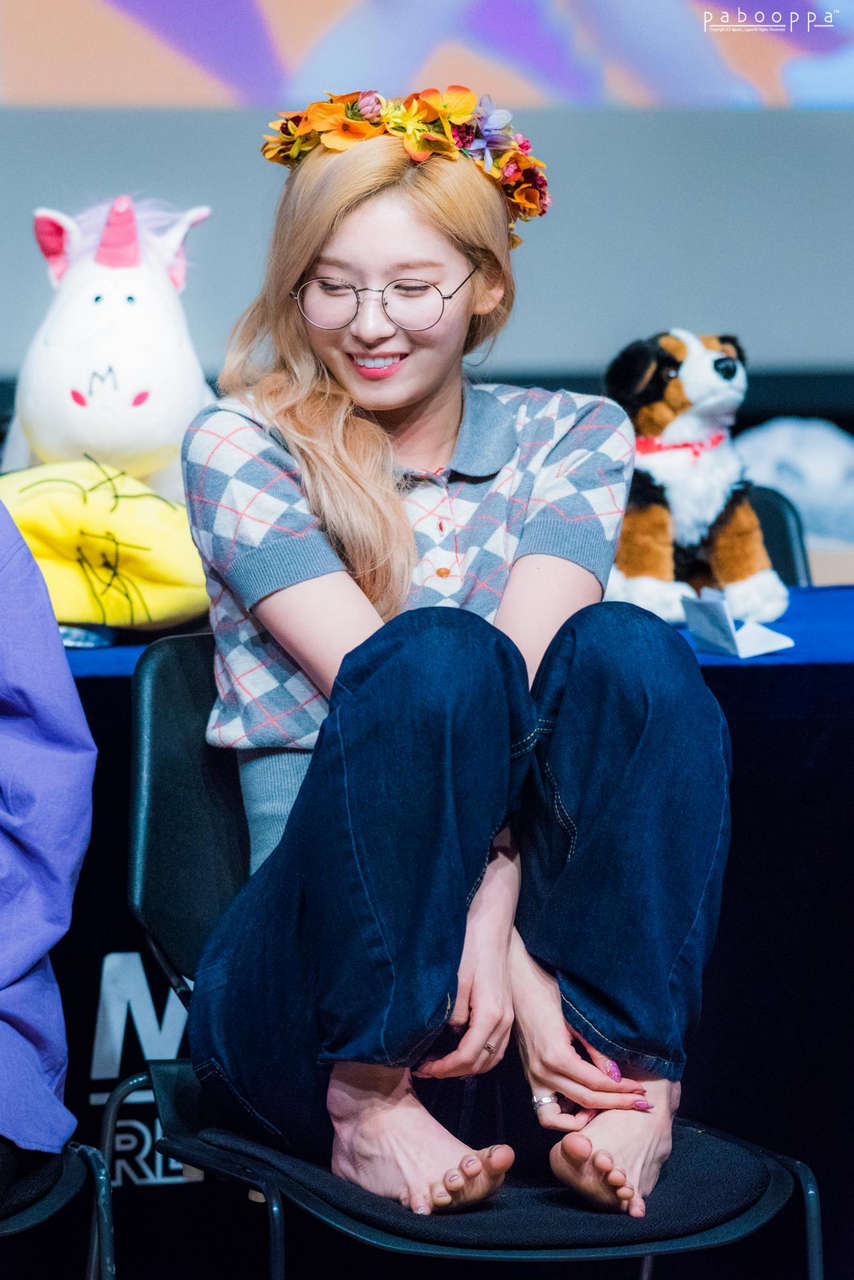 Sana Minatozaki Feet