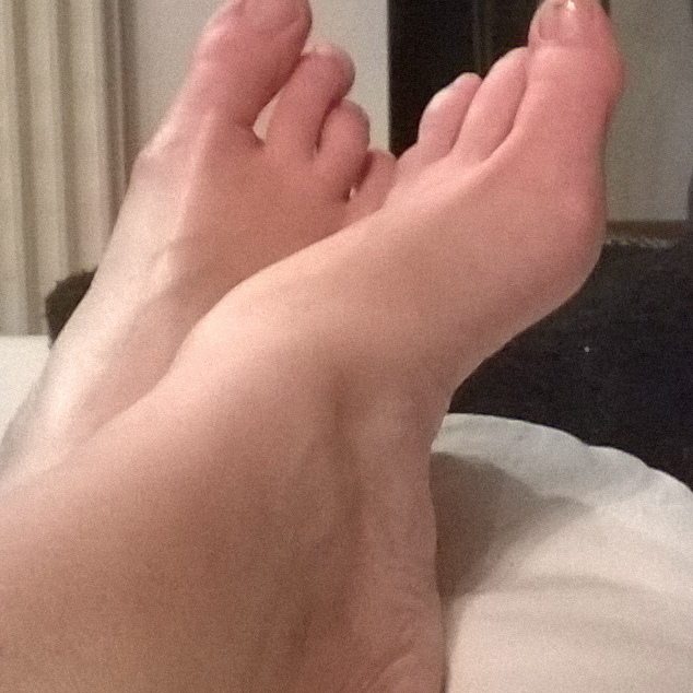 Luana Colussi Feet