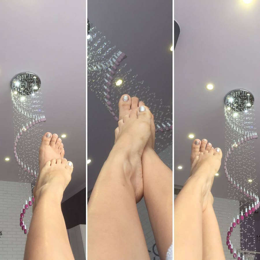 Karla Luna Feet