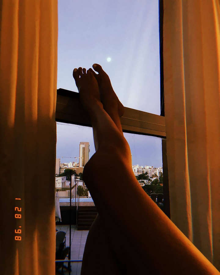 Victoria Saravia Feet