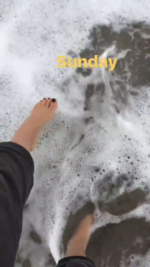 Jenna Fischer Feet