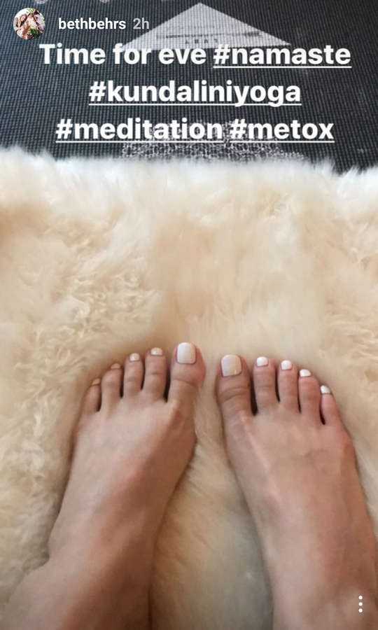 Beth Behrs Feet