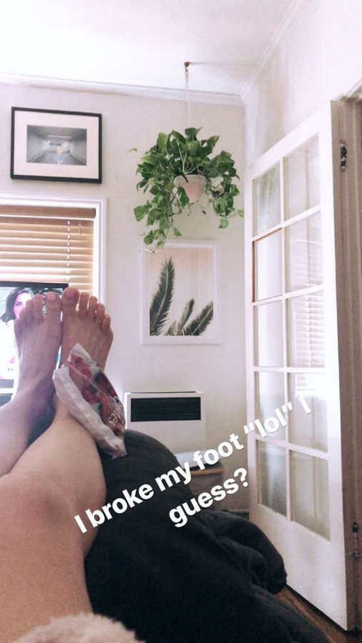 Molly Tarlov Feet
