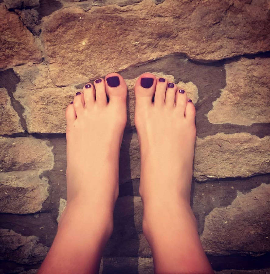 Nikki Sanderson Feet