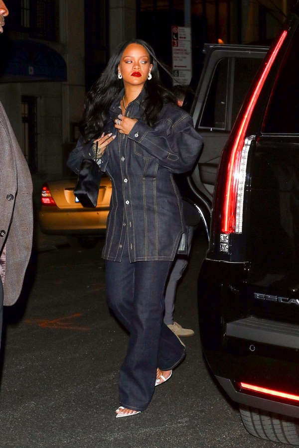 Rihanna Feet (10 photos) - celebrity-feet.com