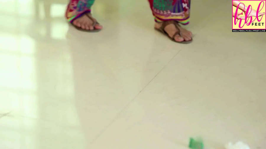 Saba Qamar Feet