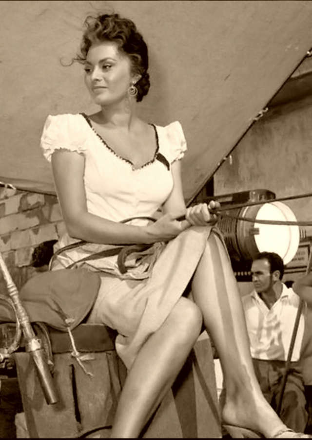 Совершенная фигура Софи Лорен представляет собой воплощение женской грации и изящества.