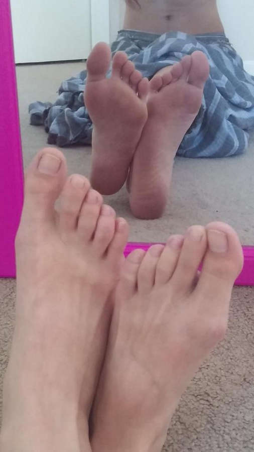 Willow Hayes Feet