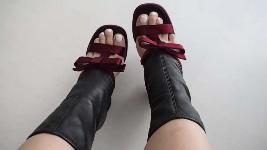 Anna Nooshin Feet