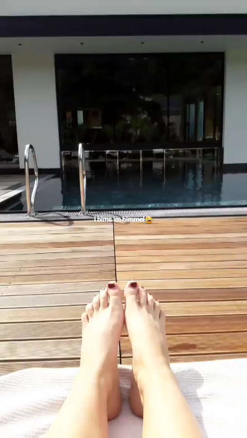 Leonie Brill Feet