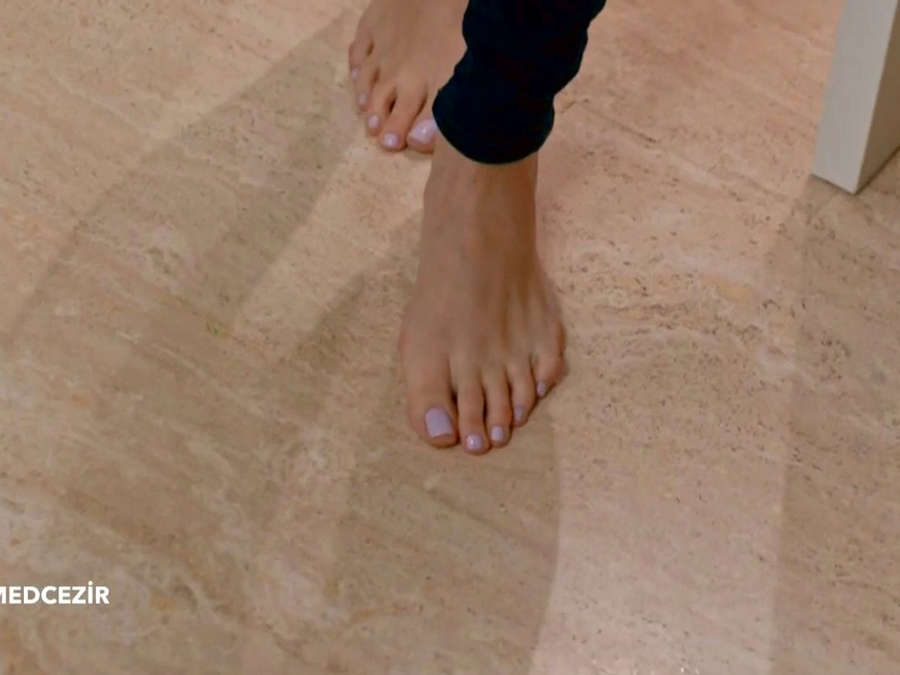 Serenay Sarikaya Feet