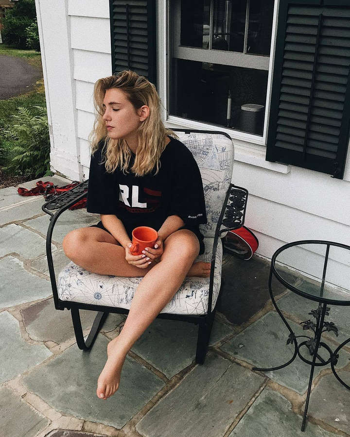 Sophie Nelisse Feet