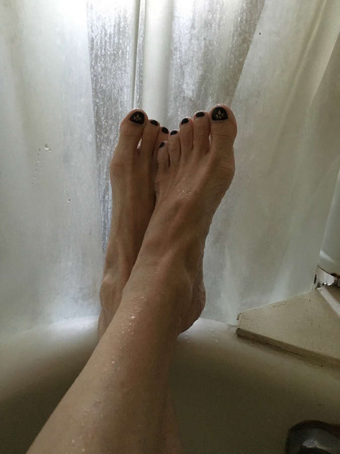 Laura Cayouette Feet