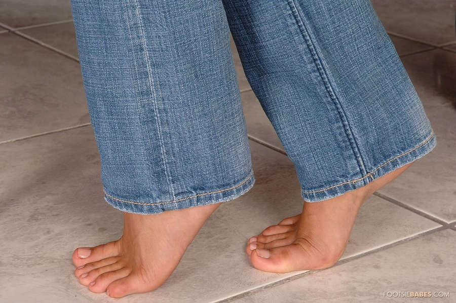 Jasmine Rouge Feet