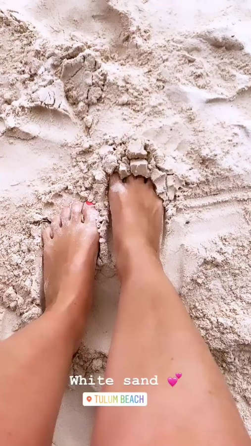 Laura Ponticorvo Feet