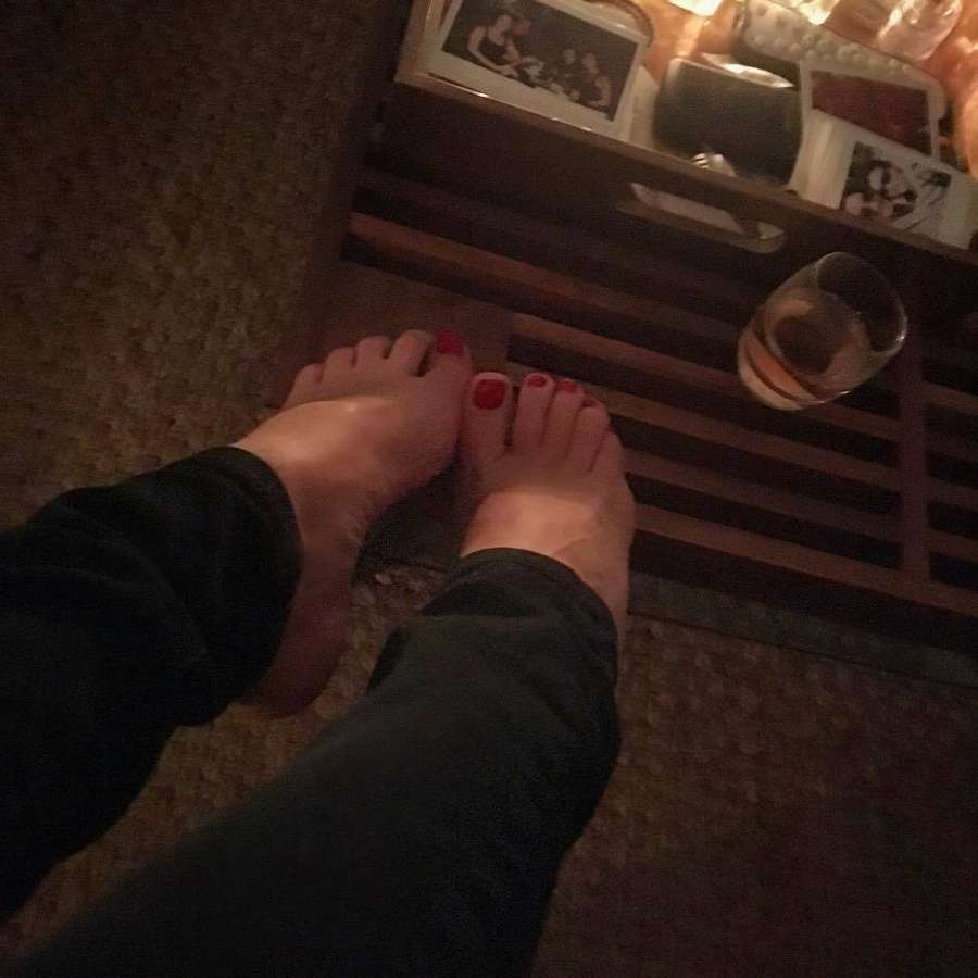 Ms Hides Feet