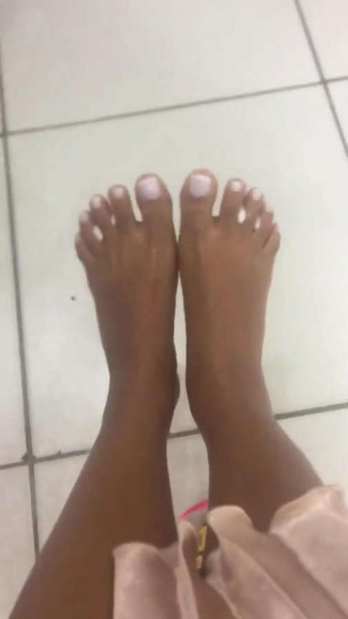 Nicolle Bittencourt Feet