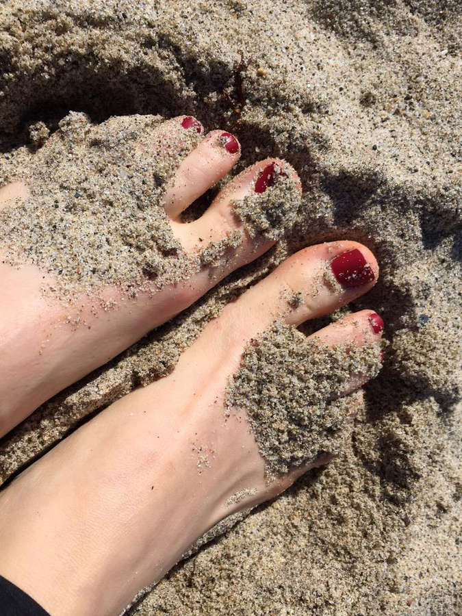 Manon Mathews Feet
