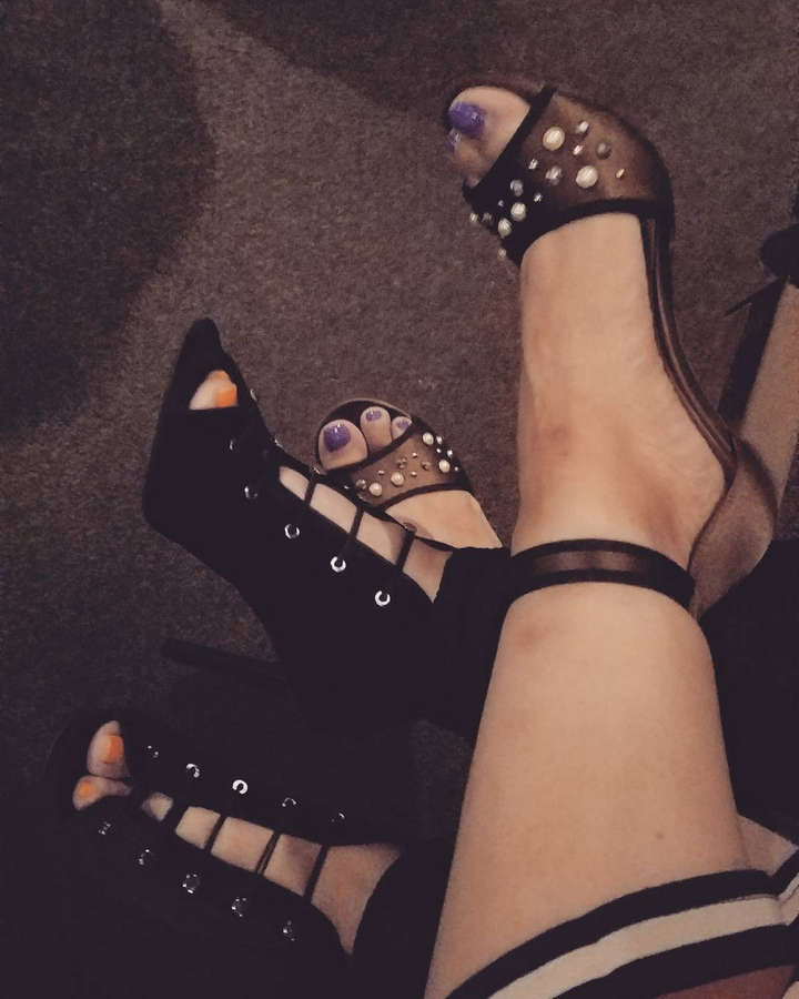 Jenni Ruiza Feet
