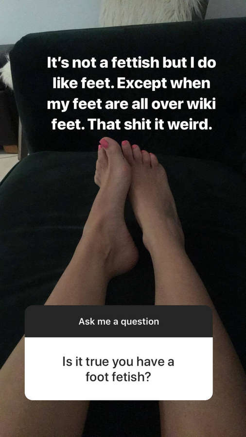 Roxy Striar Feet