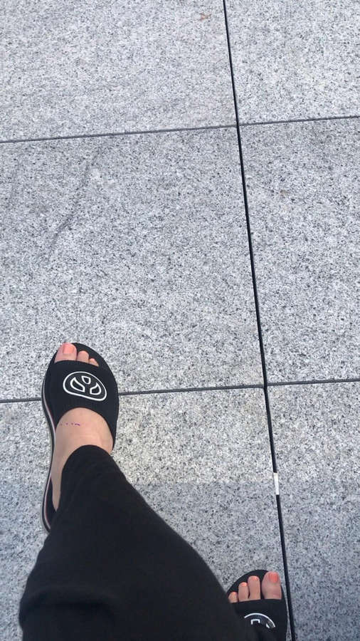Emilia McCarthy Feet