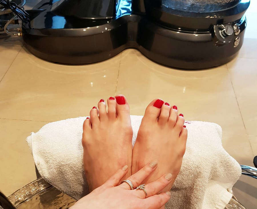 Daniela Magun Feet