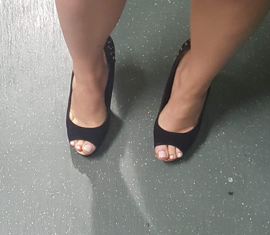 Vanessa Pose Feet