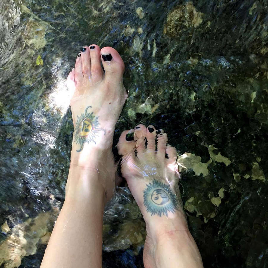 Minerva Pons Feet