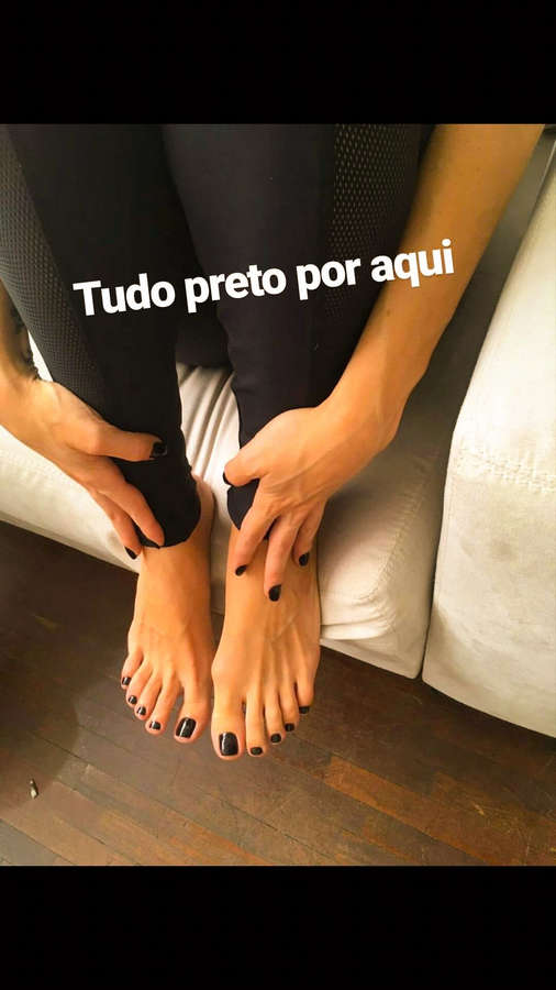 Luiza Possi Feet