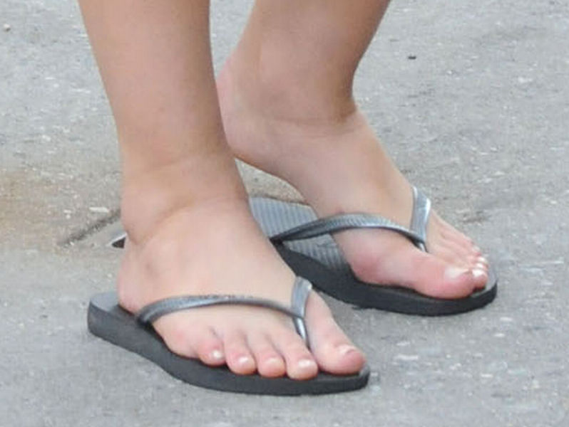 Sara Paxton Feet. 