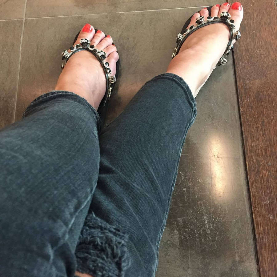 Isabel Angelino Feet