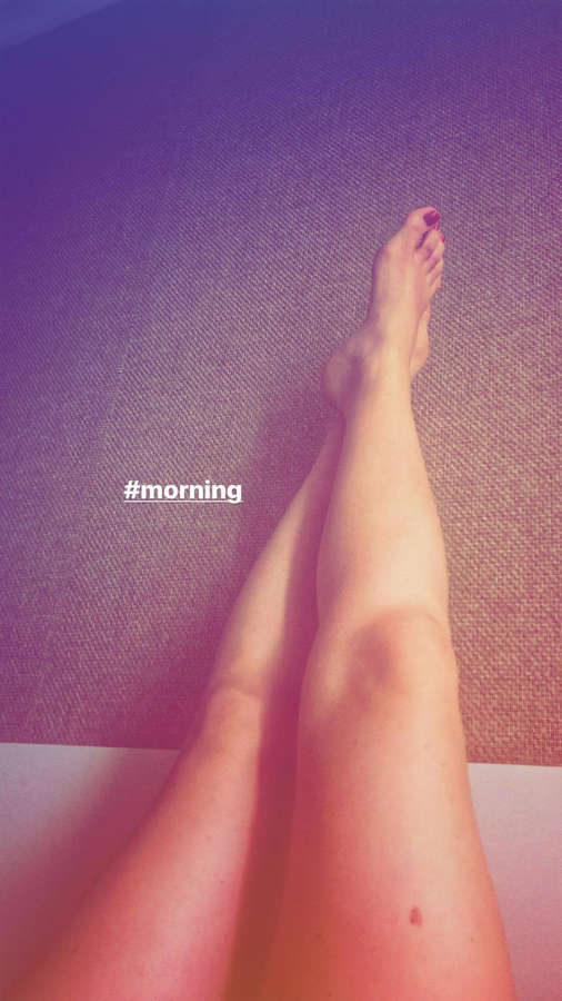 Anna Dec Feet