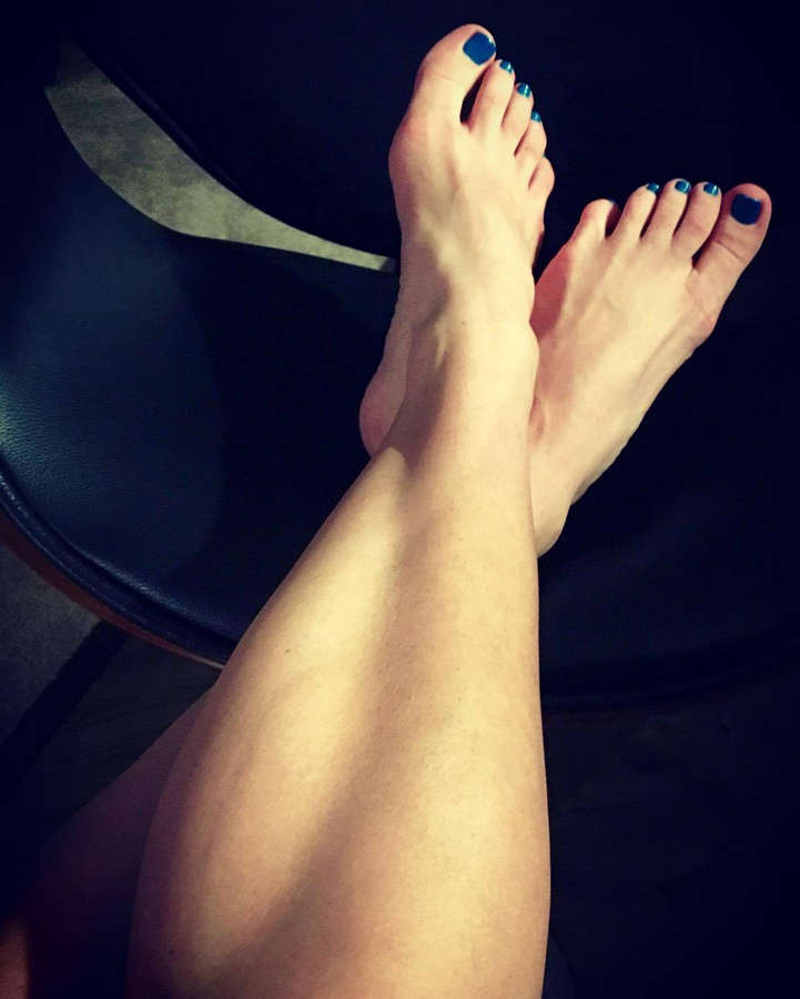 Janira Wolfe Feet