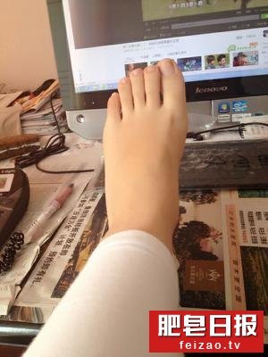 Dongyu Zhou Feet
