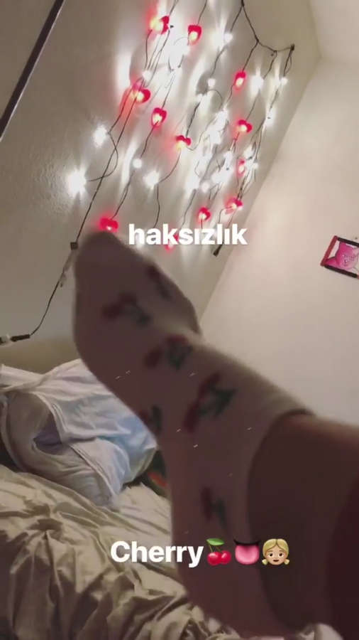 Aleyna Tilki Feet